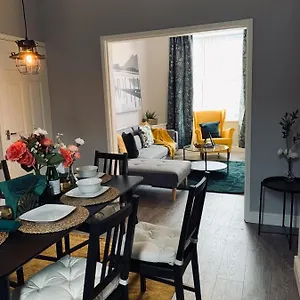  Holiday home Stylish, Spacious & Luxurious - Parking