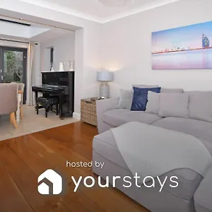 Holiday home Hale View By Yourstays
